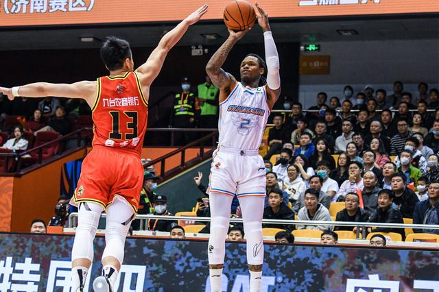 关于冲刺阶段NBA常规赛传出新动向；山东男篮临场应变；管理层表态：话题不断；轮换策略成焦点的信息