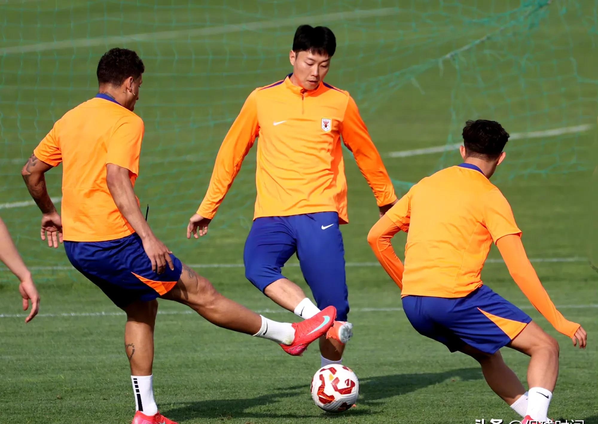 北京国安发布备战花絮,国际比赛日伤情更新,西甲任务艰巨,心理建设被强调(国台办主持例行新闻发布) 北京国安发布备战花絮,国际比赛日伤情更新,西甲任务艰巨,心理建设被强调(国台办主持例行新闻发布)